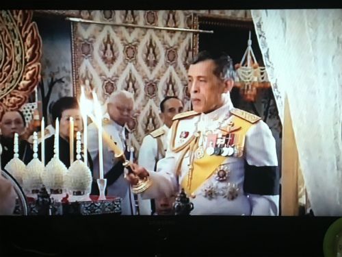 テレビの画面から　葬儀に参列するワチラロンコン新国王