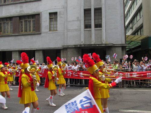 台北市立景美女子高級中學（以下、景美女中）のマーチングバンドが先導