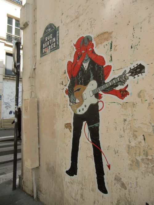 パリ1区の人通りが非常に少ない通りで発見した「怪奇ミュージシャン」