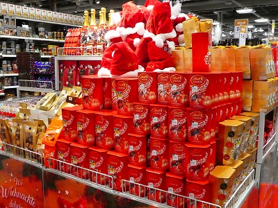 スーパーマーケットにあふれるクリスマスのお菓子！　カラフルです
