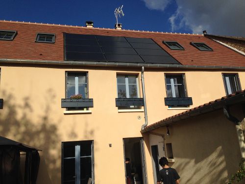 パリ郊外ハンブイエ市の一軒家に設置されたドイツ製の太陽光システム