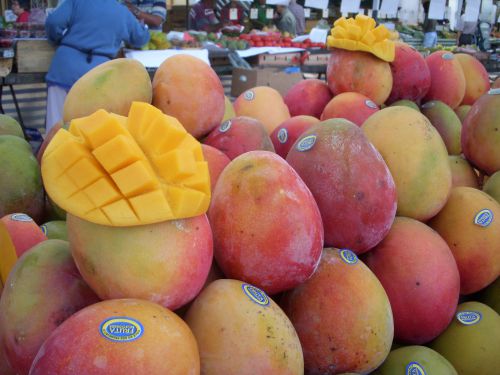 サンパウロ市内の朝市で販売されるマンゴー