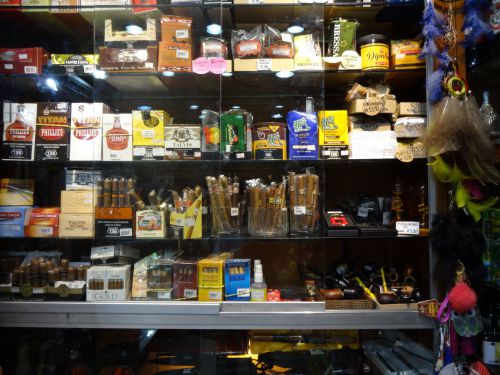 ハペ（Rapé)が販売されているタバコ専門店の陳列棚