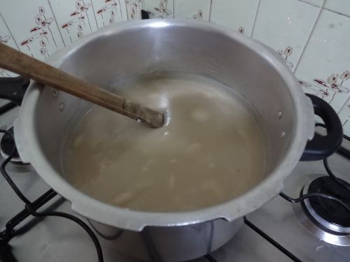 ようかんを作るためにフェイジョン（豆）で作ったアンと寒天と砂糖を煮込む鍋