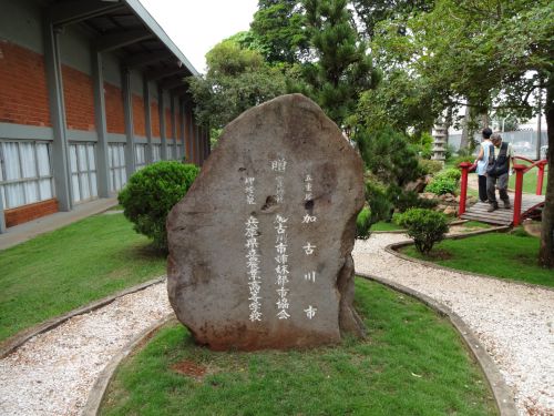 マリンガ市の姉妹都市の加古川市の名前が刻まれたマリンガの日本人会館の石碑