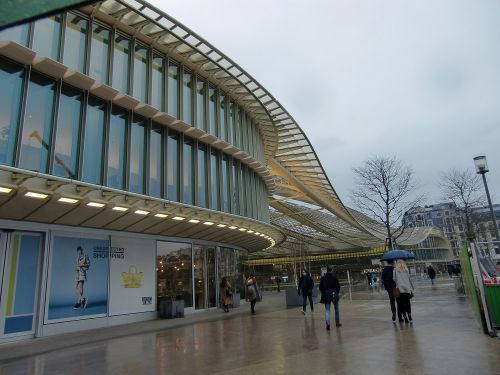  パリ中心部のショッピングセンターのフォーラム・デ・アールの建物 