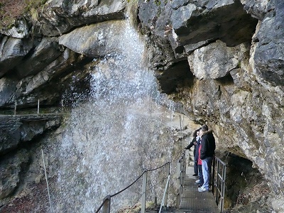 ギースバッハの滝の後ろを通れる簡易通路があります。