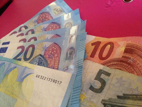 最後の３桁が854となっている20ユーロの偽札が、最近たくさん見つかっている