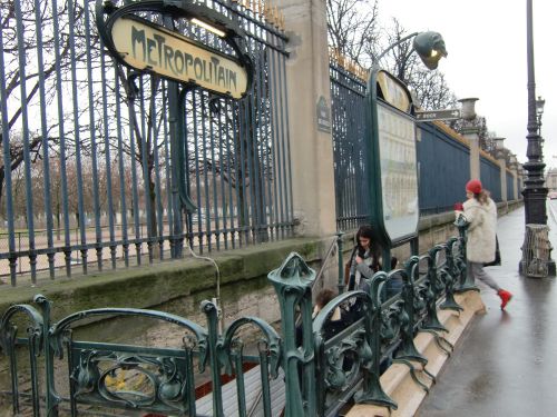 パリ市には300以上の地下鉄駅があります