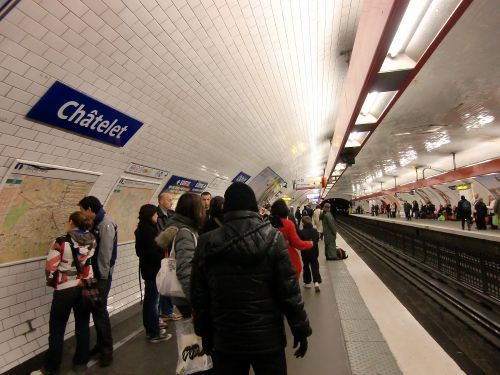 パリの中心に位置するシャトレ駅。以前の光っていない駅名標