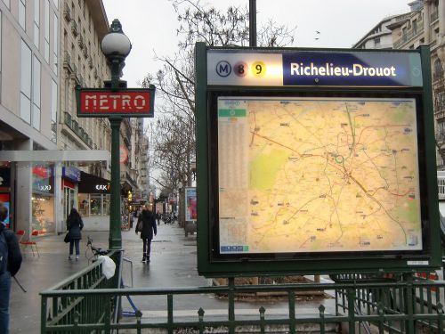 パリ市内メトロ路線図も紙から蛍光表示版になっていました！
