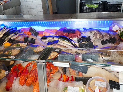 シーフードのお店では、好きな魚介類を選んだらすぐにそこで食べることができます