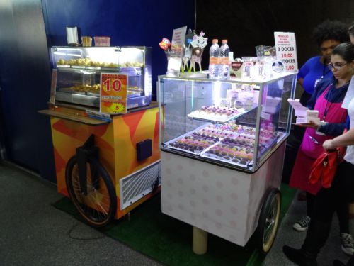 メトロの構内でお菓子やおつまみを販売している人力移動車のボックス