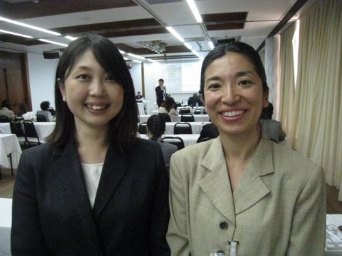 報告会に参加した北海道出身の武井さん（左）と佐賀さん