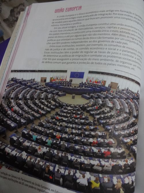 教科書でヨーロッパ連合(EU)を説明するページの見出しはUnião Euopeia(UE)