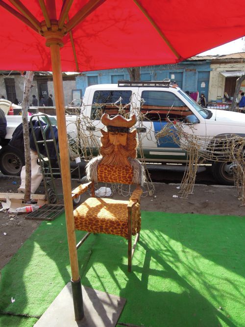 面白い「王様の椅子」を発見。路上では、手作りの家具や置物も売られています