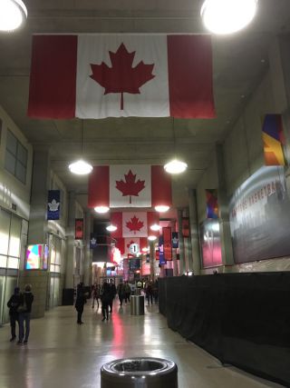 天井のカナダ国旗がまぶしい