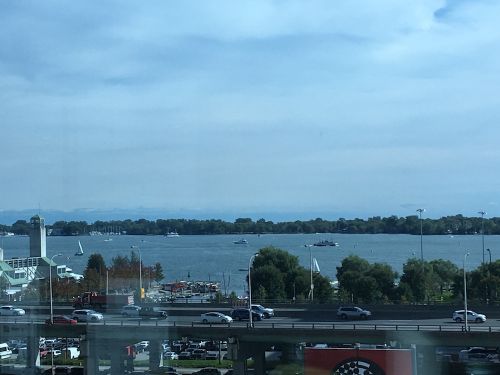 球場の窓から見えるオンタリオ湖