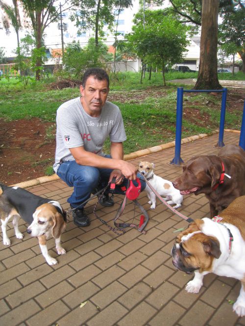 飼い主に代わって犬をまとめて散歩させるペドロ・ナシメントさん