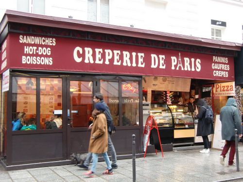 パリ市内のクレープ店。パリジャンは歩きながら食べるのが好き!