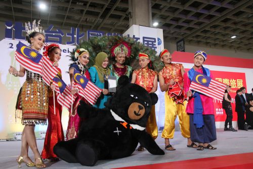 マレーシア観光局のダンサーと観光局のマスコット「オーベア」