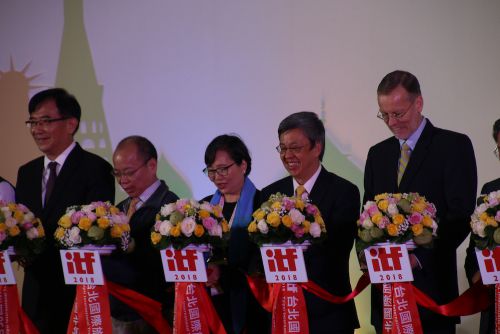 開会のテープカットを行う陳建仁副総統（右から2番目）