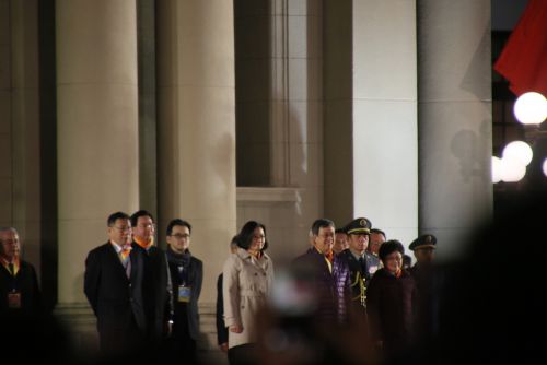 蔡英文（ツァイ・インウェン）総統（左から5人目）と陳建仁（チェン・ジェンレン）副総統（左から6人目）の登場
