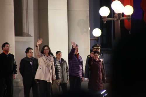 会場を後にする蔡英文（ツァイ・インウェン）総統（左から3人目）と陳建仁（チェン・ジェンレン）副総統（左から5人目）