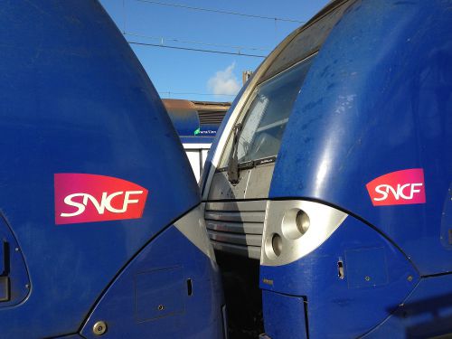 青い地方列車。パリ近郊で