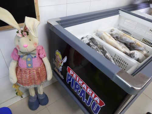 復活祭前も大人気の魚店ピラジュー。店内には復活祭にちなんだウサギの人形が飾られている