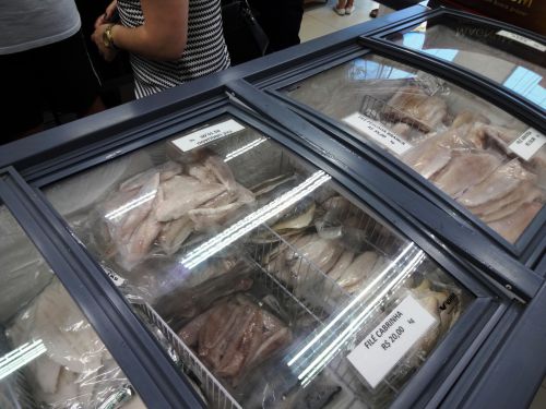 ピラジューで冷凍保存されて販売されるさまざまな魚