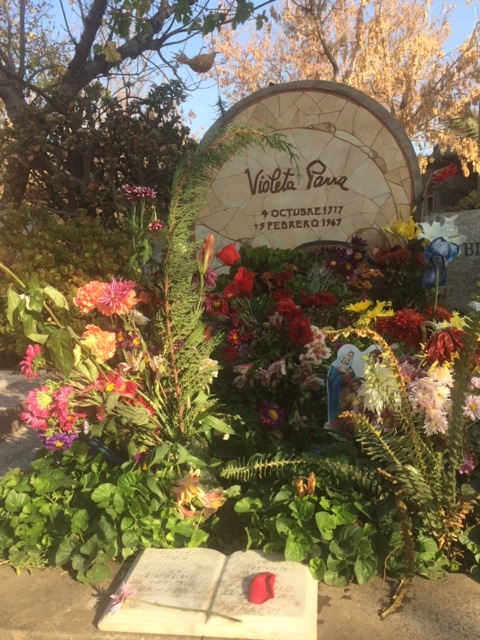 チリの国民的歌手ビオレタ・パラの墓。彼女の墓からは花のいい香りがするほどでした