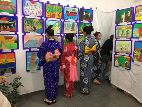 絵画コーナーの前に立つ着物姿の日本語学校生徒たち