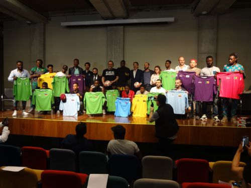 『第６回難民と移民のW杯』のサンパウロ大会の開幕式で主催、後援の関係者とユニフォームを受け取った１６カ国のチームのキャプテン
