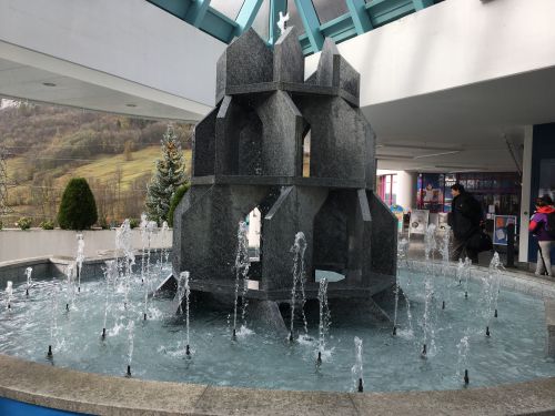 ロイカバードにある温泉の噴水