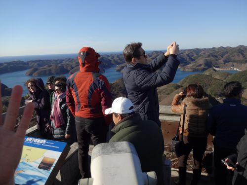 対馬の烏帽子岳展望所で記念撮影する韓国人旅行者