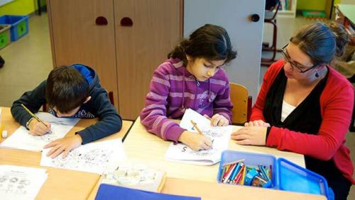 オランダ語をアルファベットから学ぶ難民の子どもたち（画像提供：OnderwijsB）
