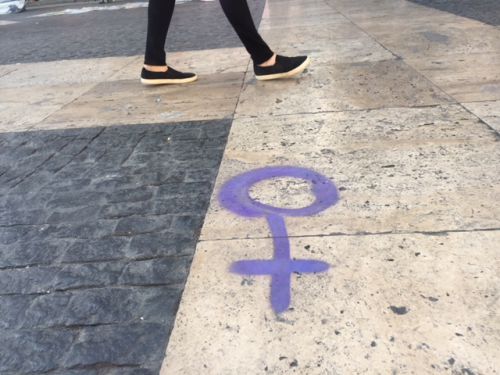 路地に書き込まれているシンボルマーク。サン・ジャウマ広場にて撮影。