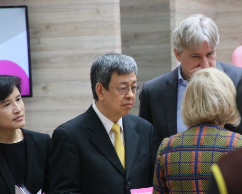 ドイツ館の担当者の話に聞き入る陳副総統（左から2人目）