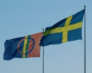 サーミ旗（左）とスウェーデン国旗
