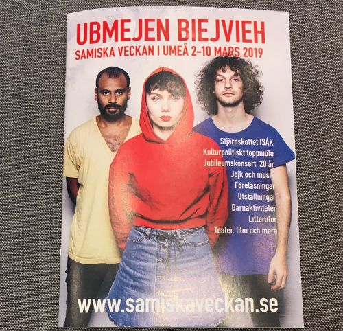ウメオのサーミ週間イベントのパンフレット。「サーミ週間」とサーミ語で大きく書かれ、スウェーデン語で併記されています。