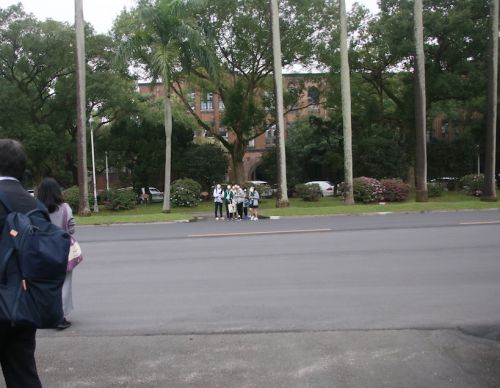 2日目は台北市内の散策、台湾大學の校内であるグループと道路越しに遭遇