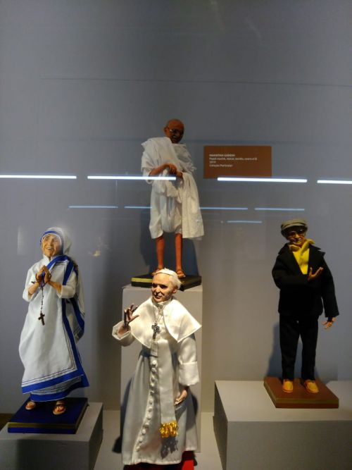ヨハネ・パウロ元ローマ教皇、マザー・テレサ、ガンジーなどの人形
