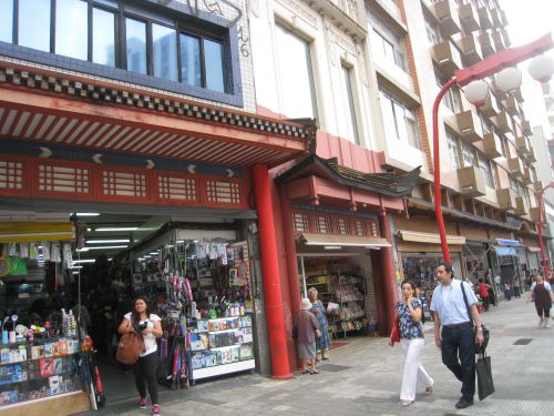 リベルダーデ広場に面する中国人経営の雑貨店