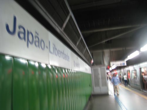 地下鉄「ジャパン　リベルダーデ」駅のホーム
