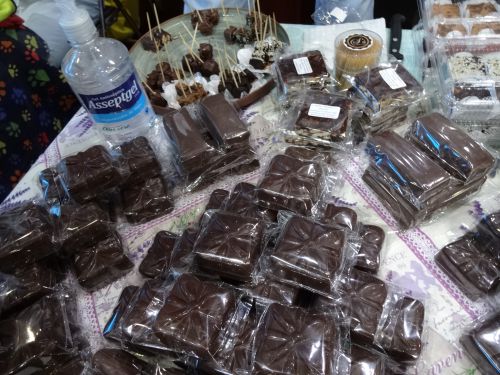 糖蜜を原料とした通常はチョコレートで作られるお菓子類