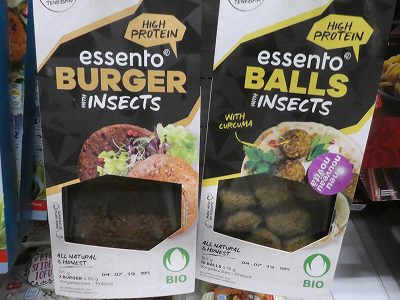 スーパーマーケットに陳列されている、幼虫入り肉団子とハンバーグ。スパイスや野菜に練り込まれているので、虫の味は全くしないのだとか。