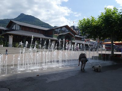 スイスの町では、夏になるとこのような噴水があがったりもします。