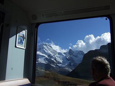 真夏でも雪が残るスイスの山々