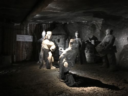 岩塩坑内には岩塩で出来た彫刻品が並んでいます。